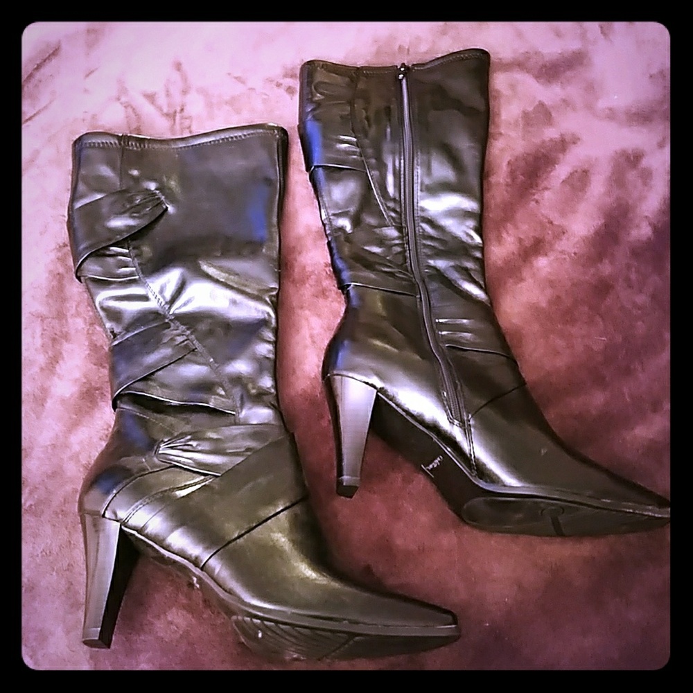 NWOT. Croft and Borrow knee high black boots. 10